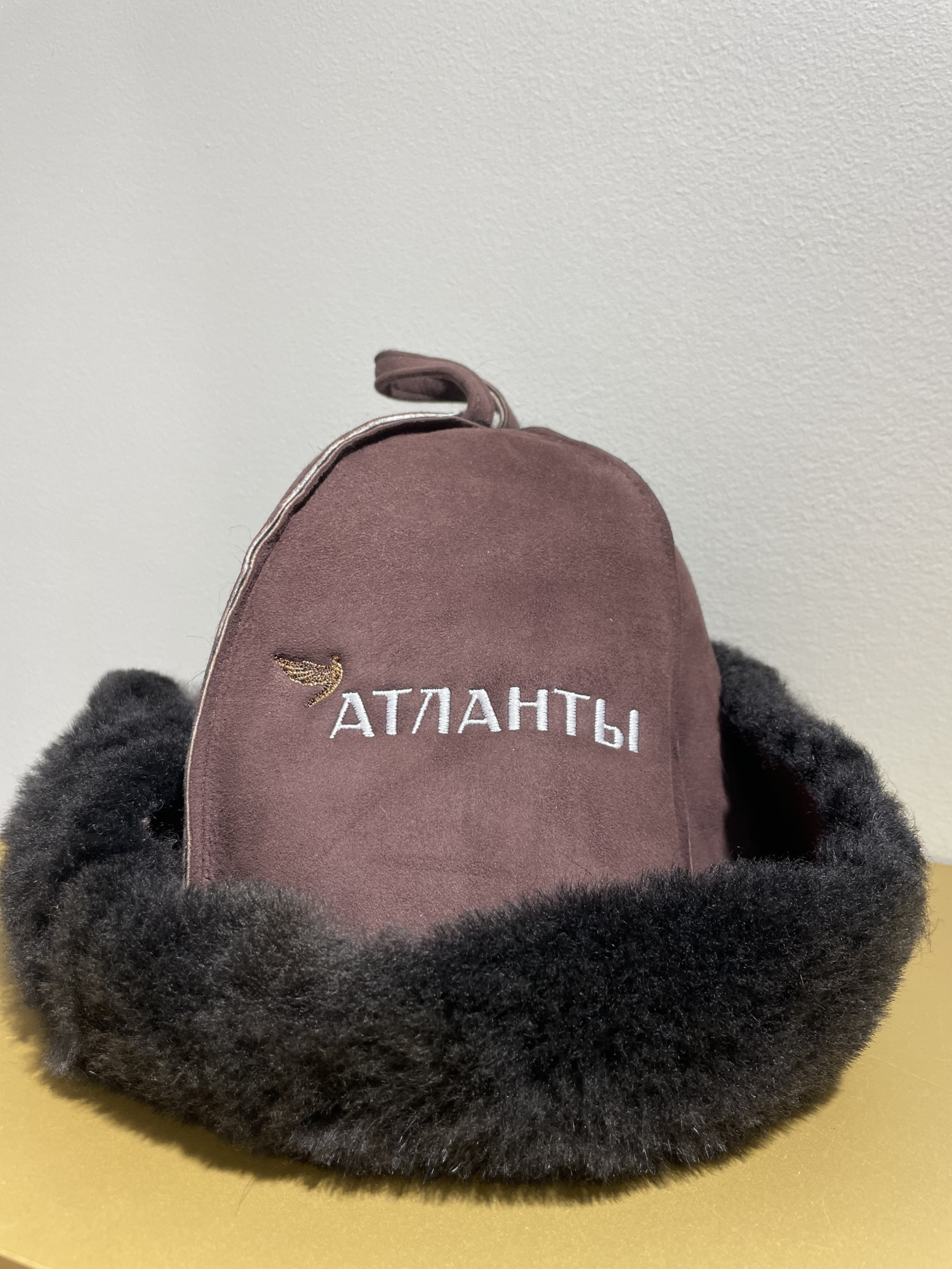 Банная шапка из натуральной овчины с вышивкой «Атланты»