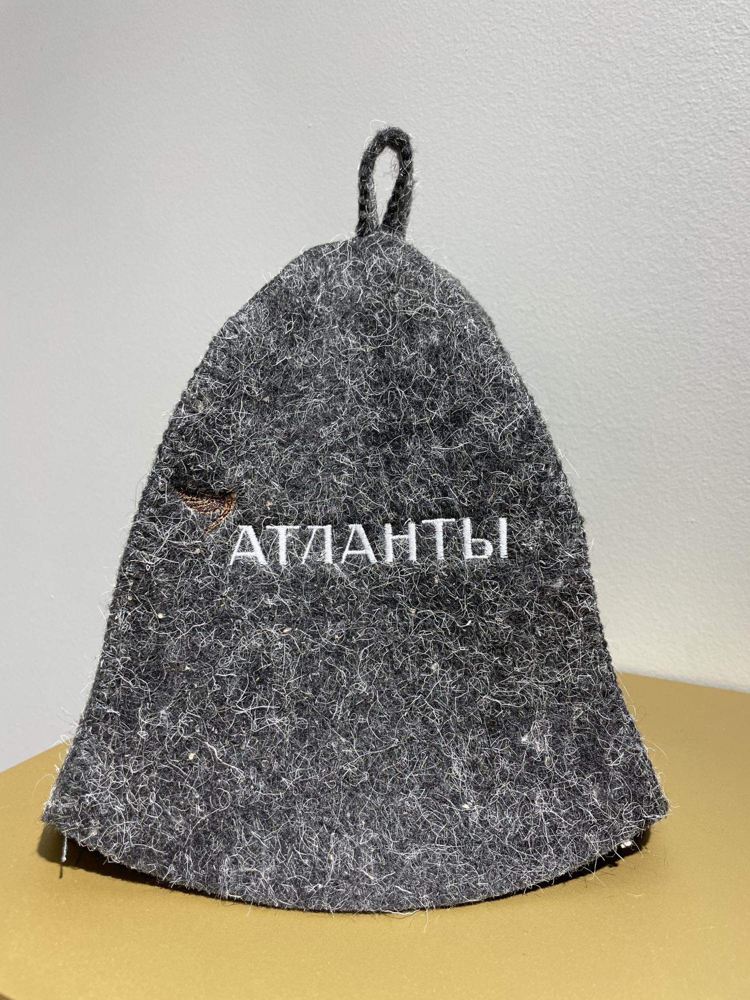 Банная шапка из войлока с вышивкой «Атланты»